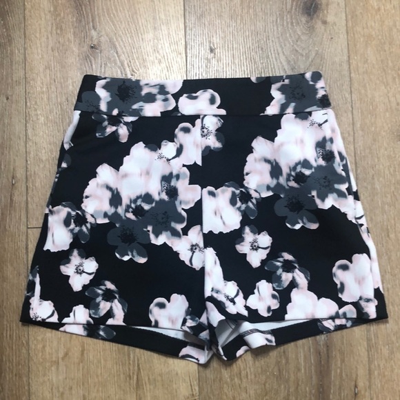 Express Black Floral Polyester Blend Shorts Size 2 - Picture 1 of 6